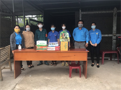 LĐLĐ huyện Hàm Thuận Bắc thăm tặng quà các chốt kiểm dịch Covid-19